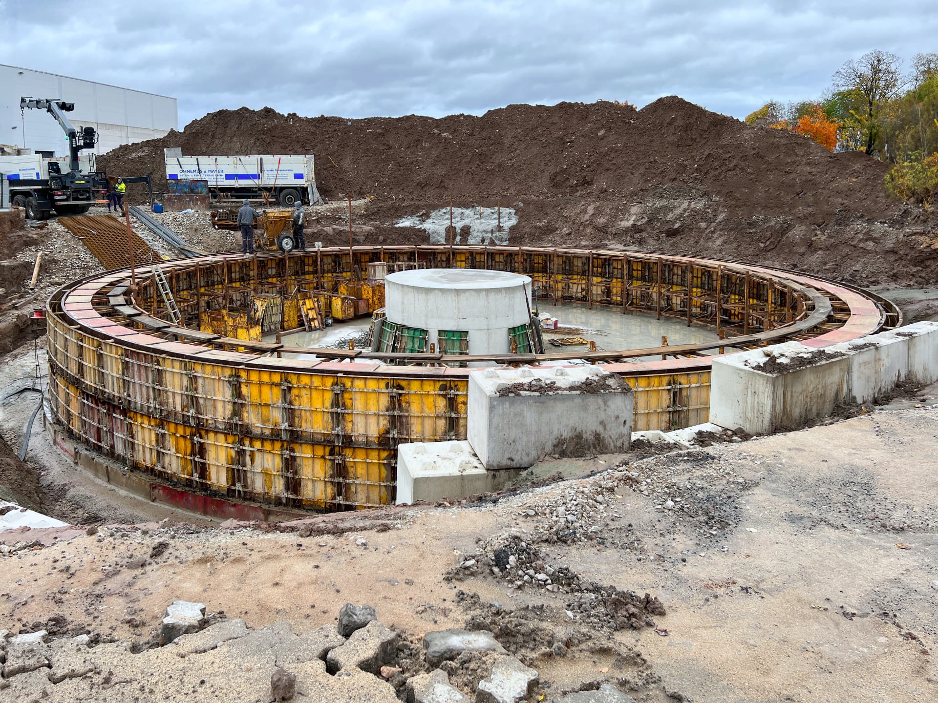 Eis-Energiespeicher im Bau: Ringschalung mit Mittelstütze