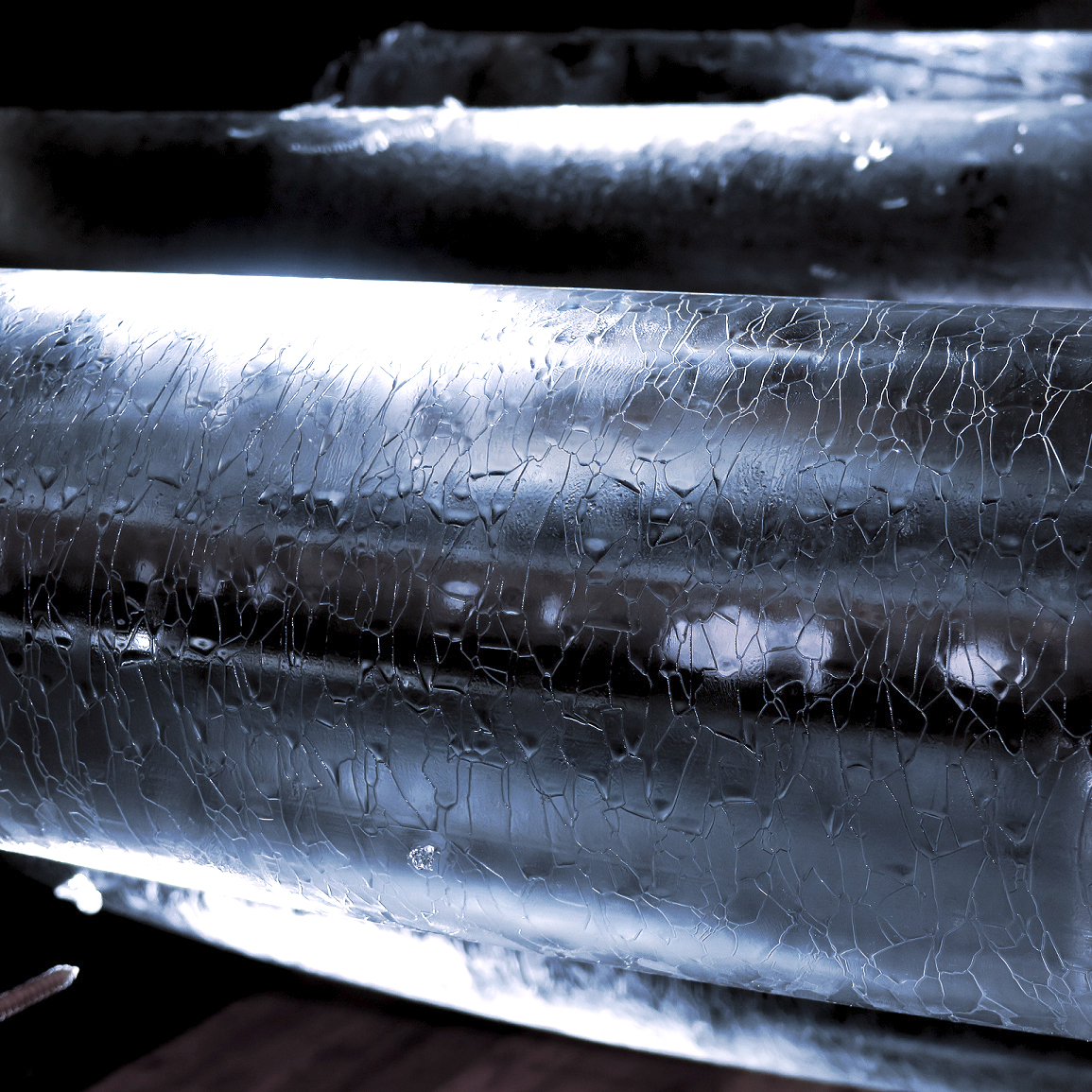 Eisschicht auf den Wärmeübertragerrohren eines Eis-Energiespeichers